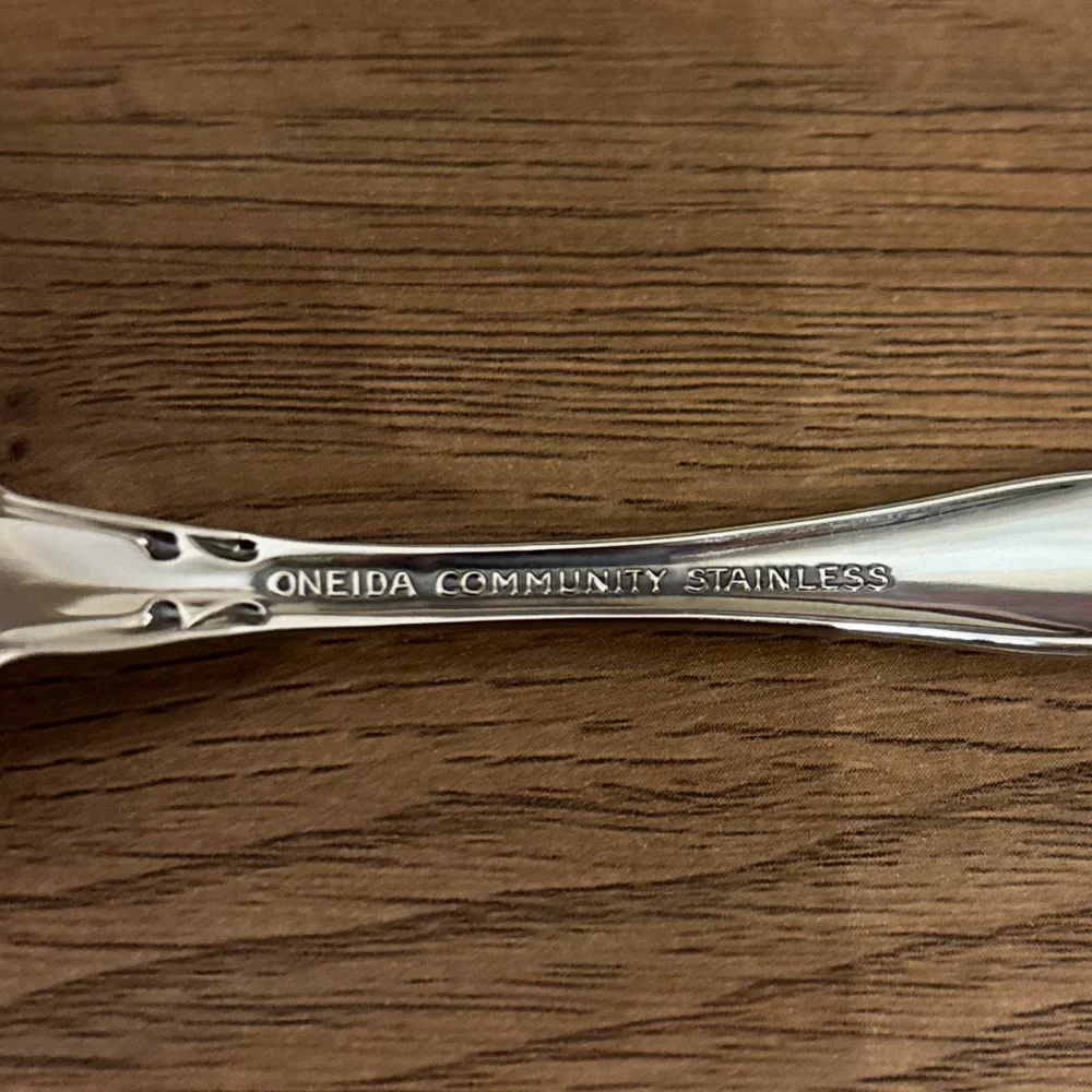 NEW 8 Oneida Community CHATELAINE Betty Crocker Dinner Knives Stainless Flatware